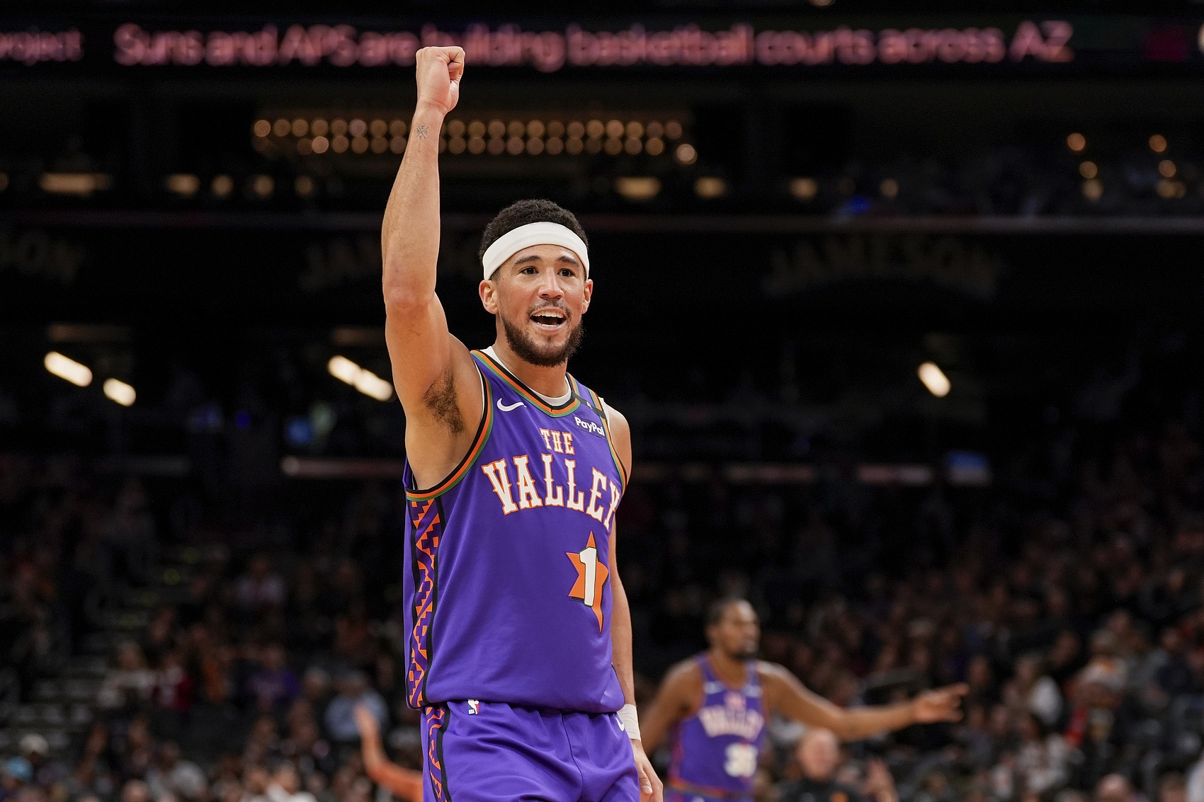 布登：布克是NBA最出色的两个后卫之一 不明白他怎么就不是全明星
