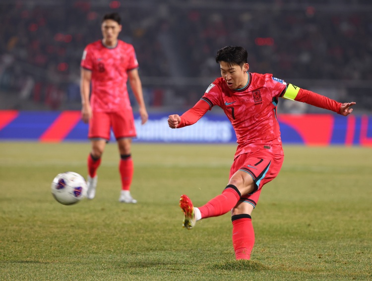 图为韩国vs阿曼，孙兴慜在高阳综合体育场比赛